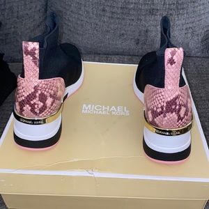 Size 9 pink, black, and white shoe.